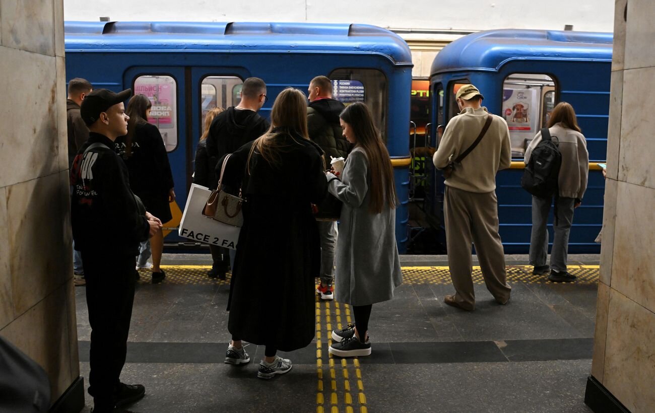 Зелена лінія метро розірвана: через удар по Південному мосту поїзди курсують двома берегами окремо - фото 1