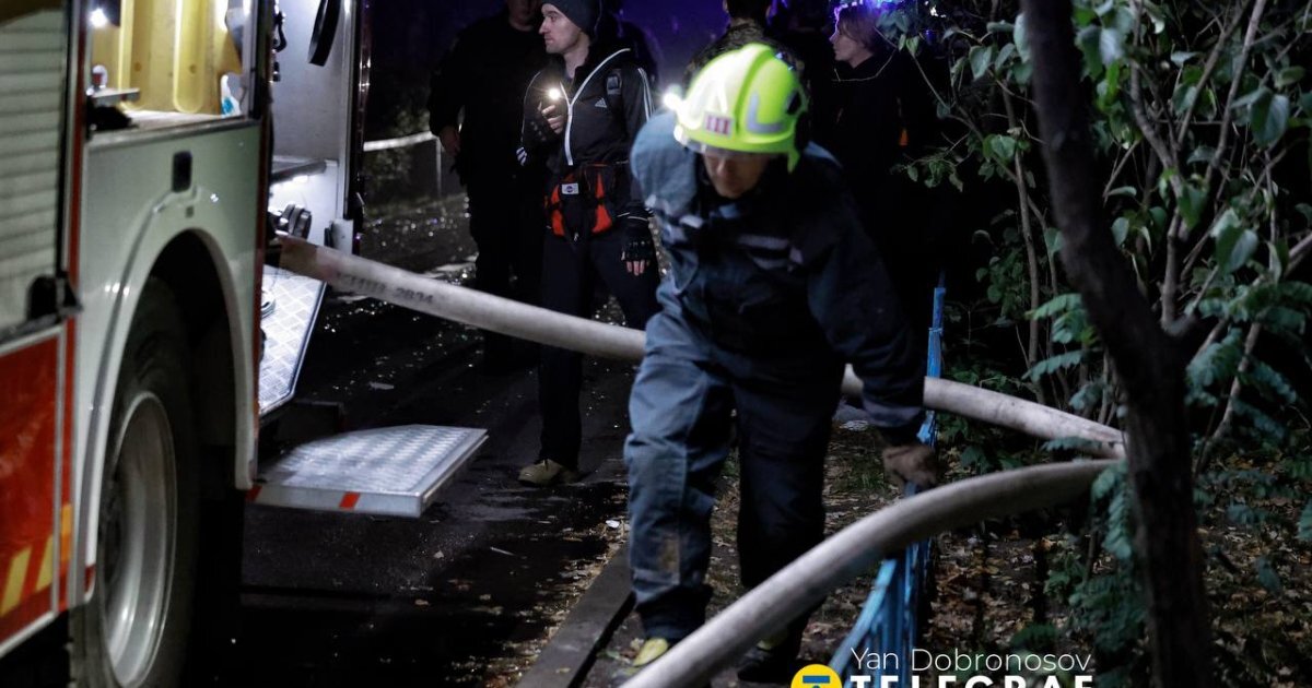 Ціна заблокованого двору: як хаотичне паркування заважає рятувальникам гасити пожежі після обстрілів - фото 1