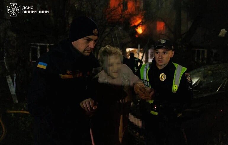 Удар по Вінниці: російський «Шахед» вгатив у п'ятиповерхівку, зруйновано квартири та є поранені - фото 1