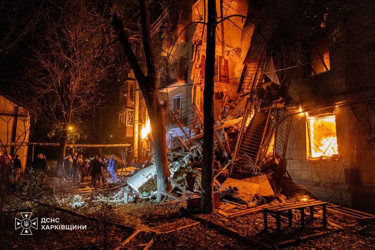 Удар по багатоповерхівці в Харкові: під завалами опинилися люди, серед поранених — 4-річна дитина - фото 1