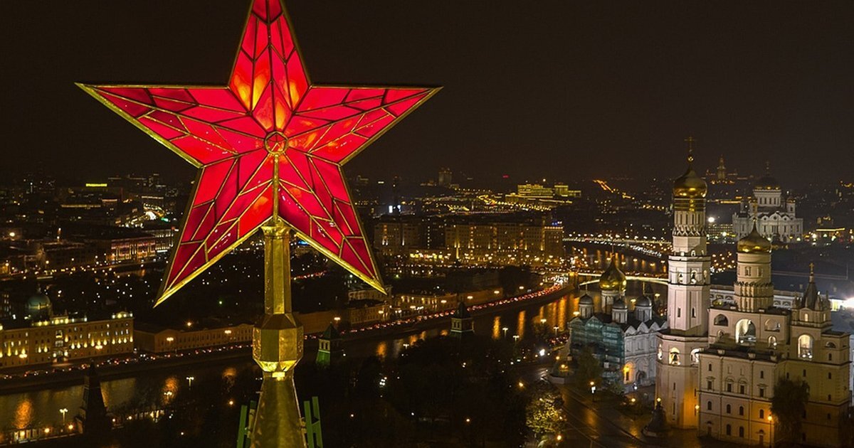 Сотні безпілотників та паралізовані аеропорти: Москву накрила рекордна нічна атака - фото 1