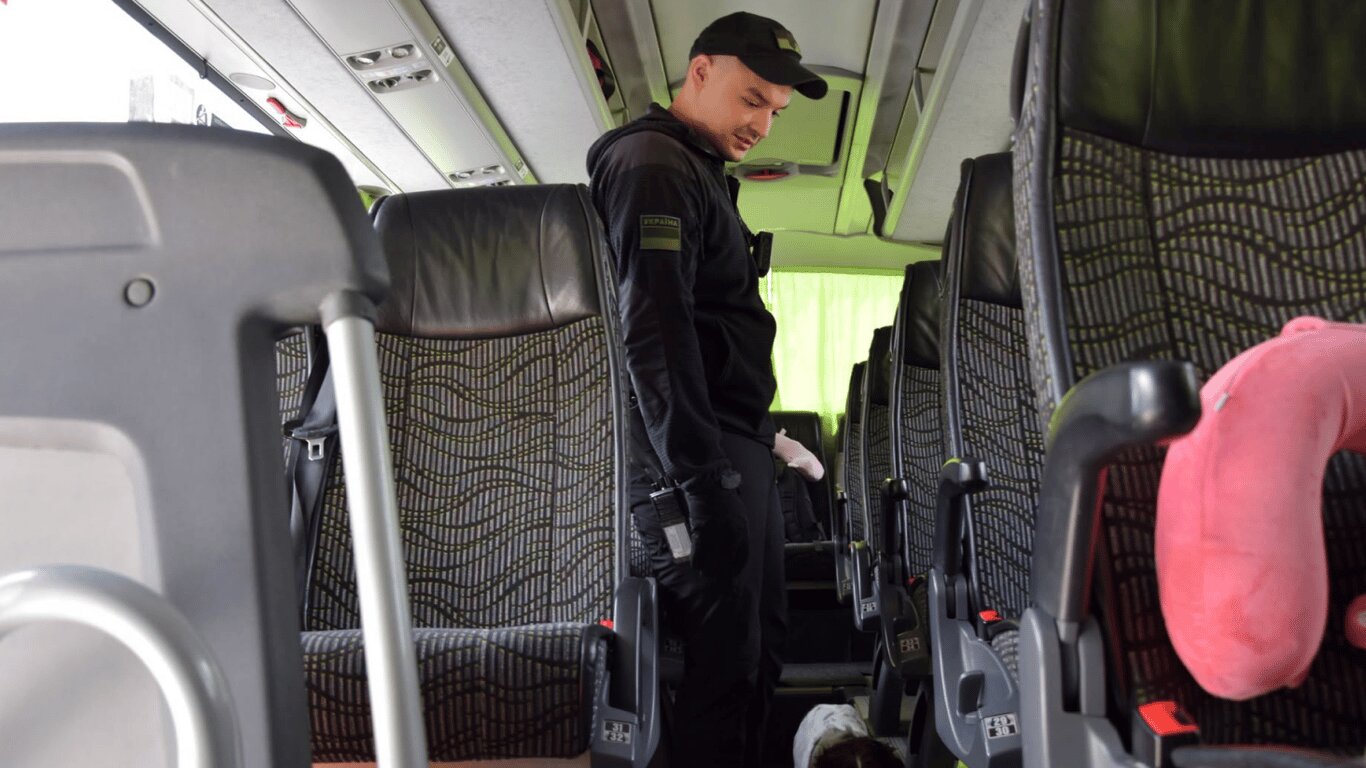 Бронь є, а виїзду немає: на кордоні розвертають без трудового договору - фото 1