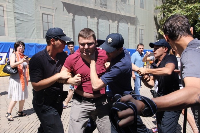 Савченко попробовали забросать яйцами в Одессе - фото 5665