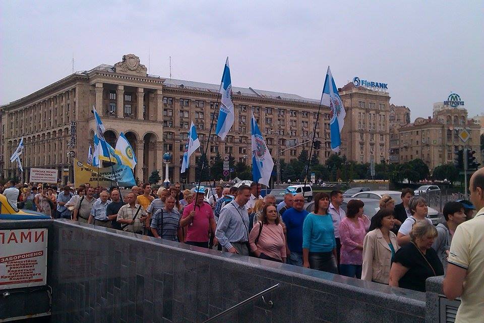 В Киеве проходит митинг против тарифной политики правительства - фото 2935
