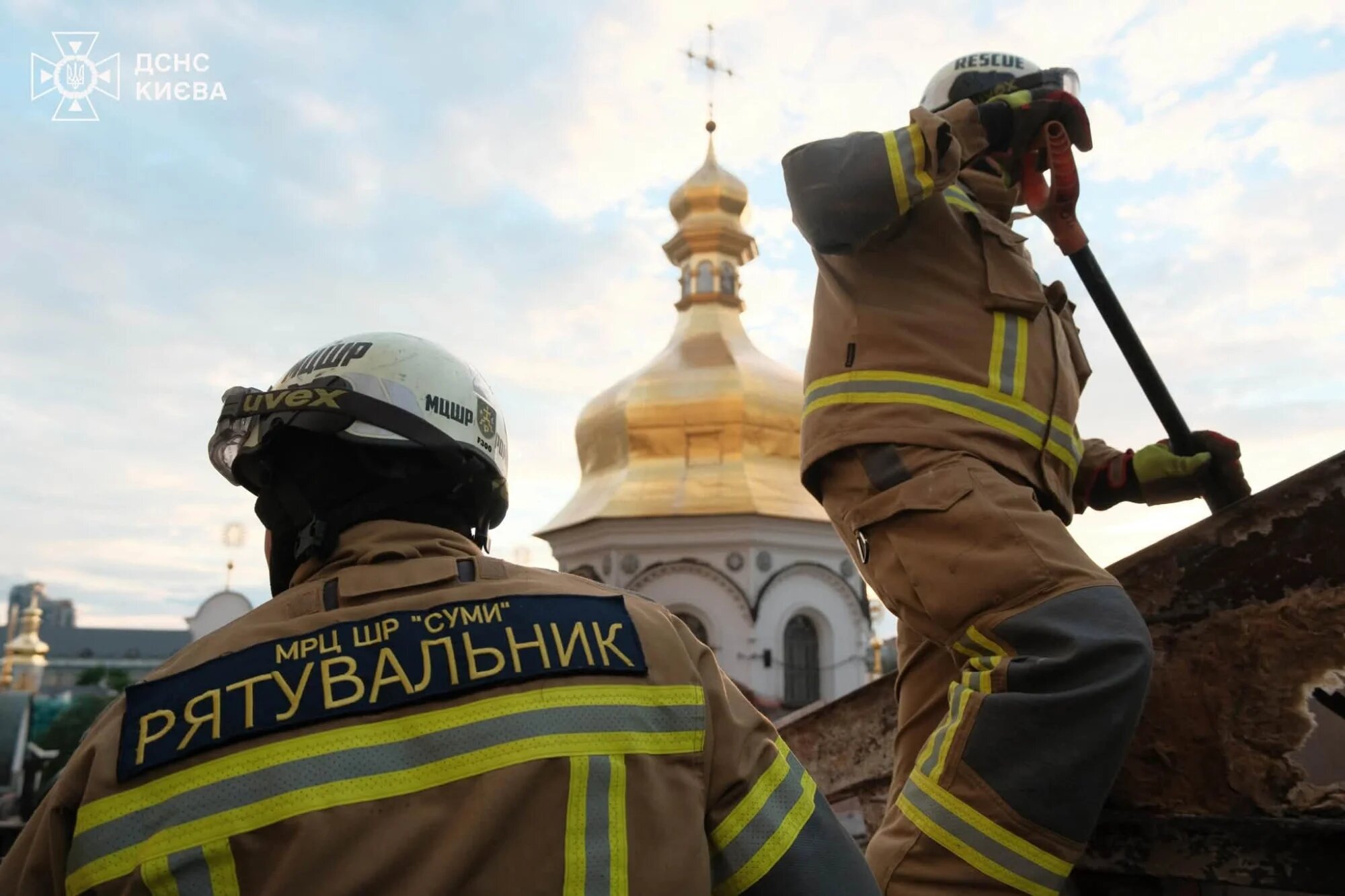 Рятувальники демонтують пошкоджену покрівлю
