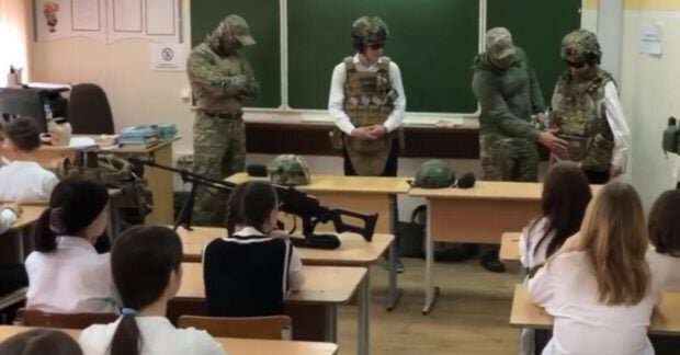 Російські школярі на військових навчаннях