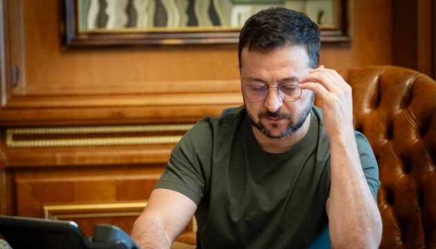 Володимир Зеленський вручає нагороди
