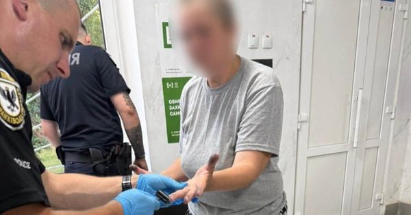 Поліція затримала жінку за катування дитини