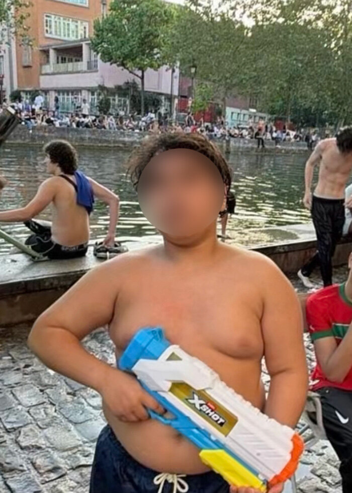 Підліток із водяним пістолетом біля каналу в Парижі