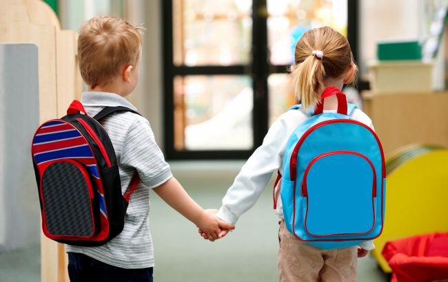 Школярі у Києві тимчасово їздитимуть у транспорті за платними проїзними