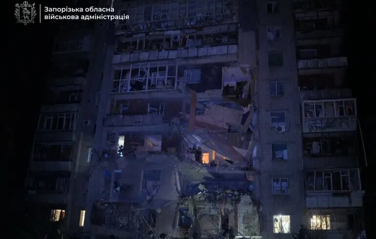 Наслідки російського удару по житловому будинку в Запоріжжі