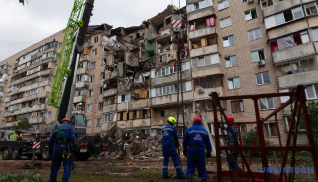 Наслідки російського обстрілу житлового кварталу