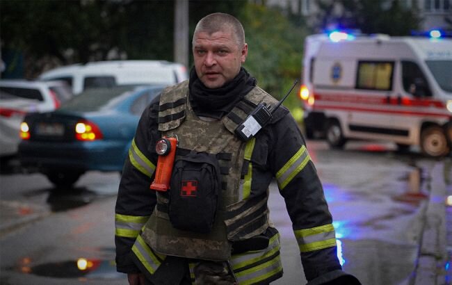 Рятувальники та швидка допомога на місці обстрілу