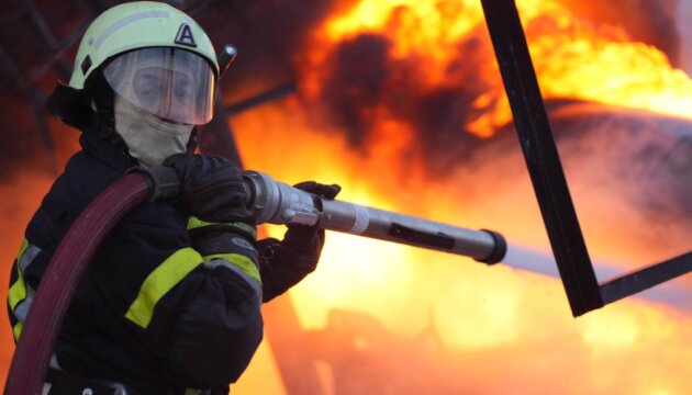 У Києві після ракетної атаки сталися пожежі в двох районах