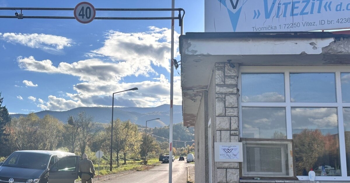 Порожні цехи заводу «Вітезіт» у Центральній Боснії