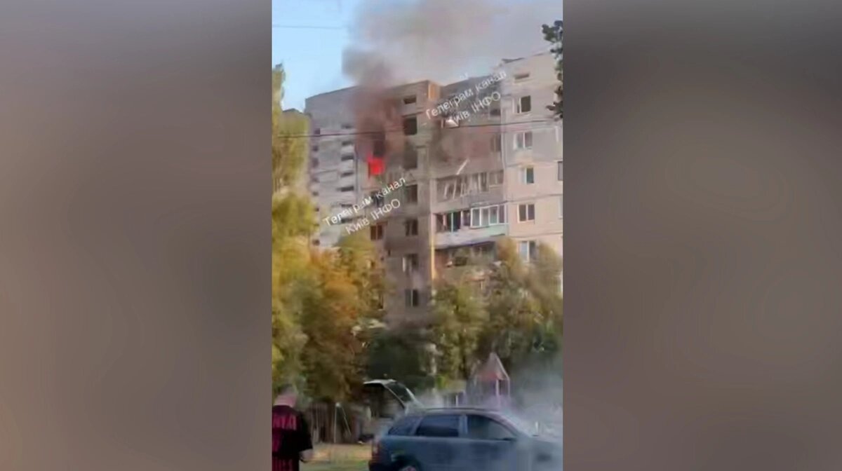 Пожежа в житловому будинку в Києві після російської атаки