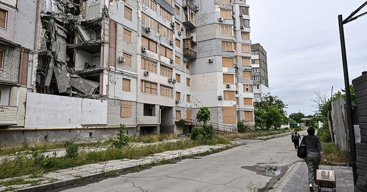 Обвалений під’їзд багатоповерхівки в Херсоні після удару російської керованої авіабомби