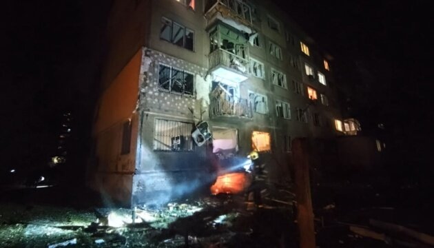 Рятувальники працюють біля пошкодженої п’ятиповерхівки в Києві