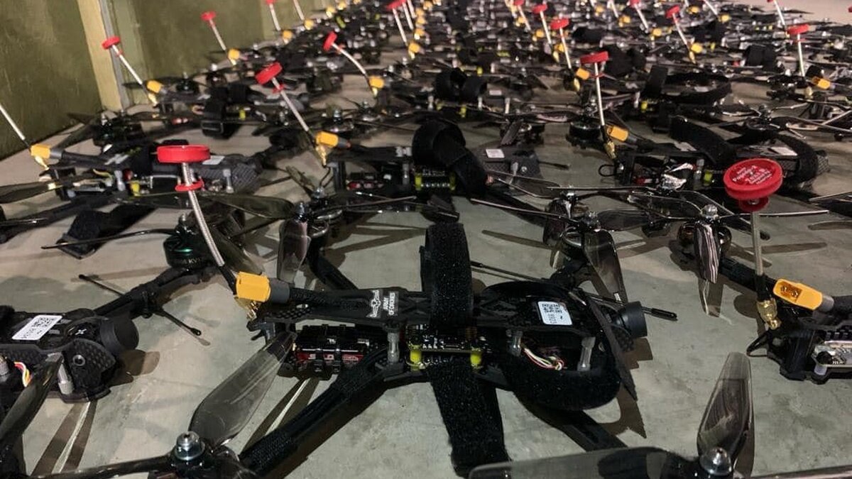 Український військовий біля засобів протиповітряної оборони