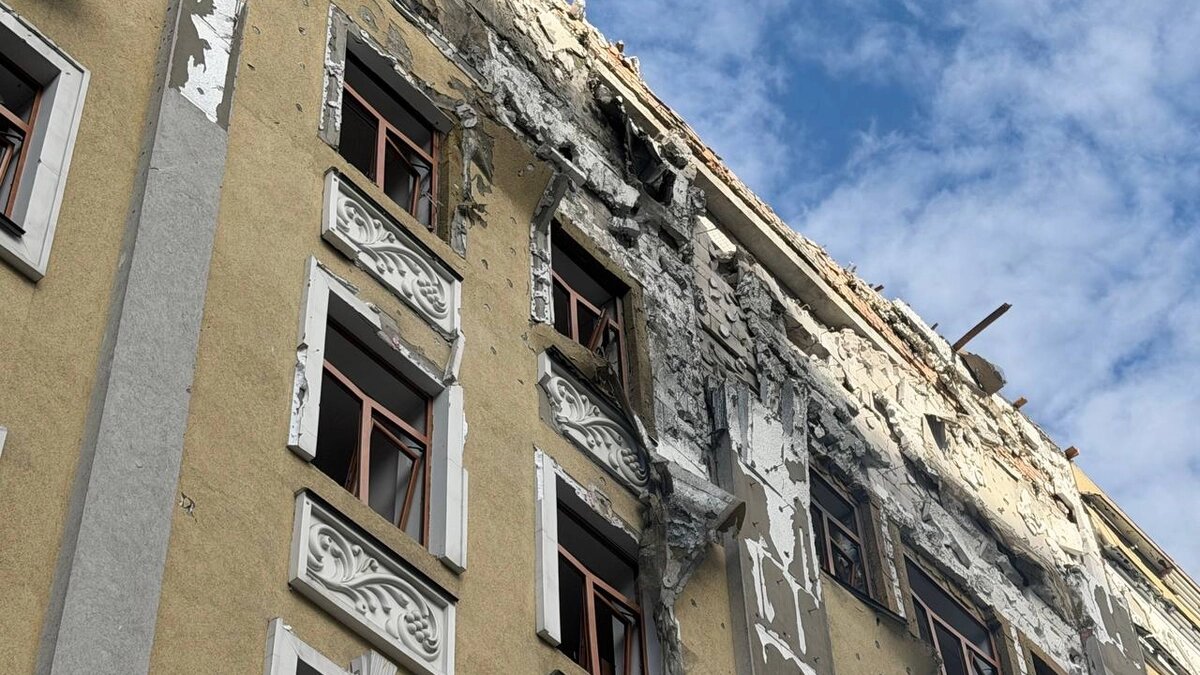 Пошкоджена будівля Вищої ради правосуддя в Києві після атаки дрона