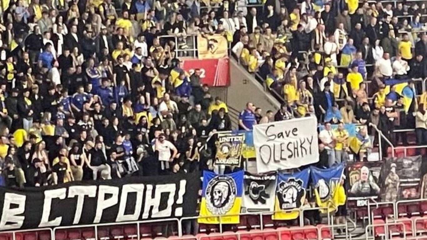 Українські вболівальники з плакатом Save Oleshki на трибунах у Будапешті