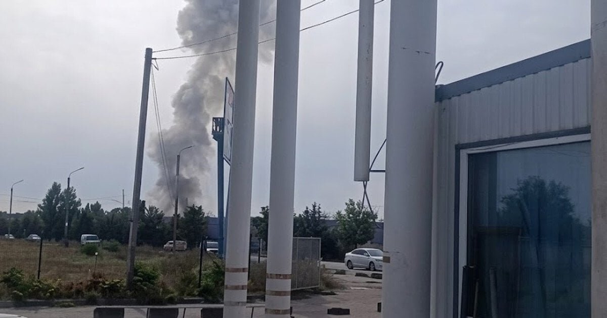 Пожежа після російського удару по «Епіцентру» в Одесі