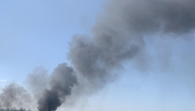 Рятувальники працюють на місці наслідків атаки дронів у Києві