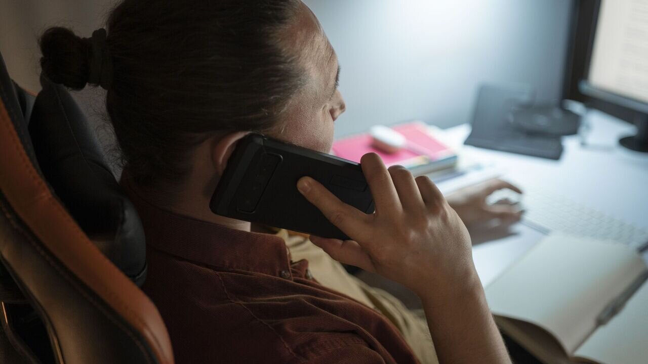 Чоловік працює за ноутбуком пізно ввечері
