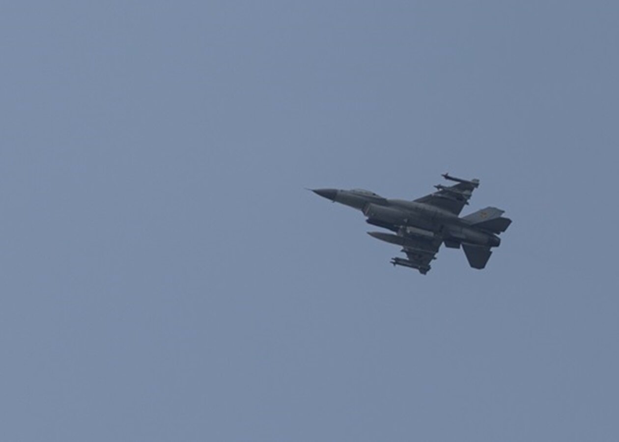 Винищувач F-16 у польоті