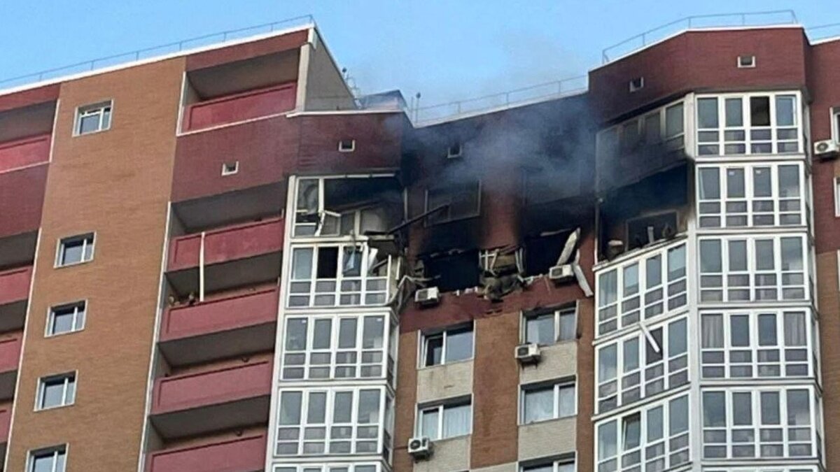 Пошкоджений житловий будинок у Дарницькому районі Києва після удару дрона