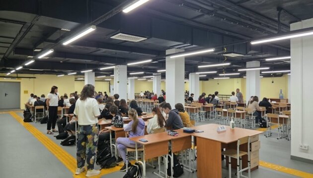 Будівля школи після атаки дрона в Києві