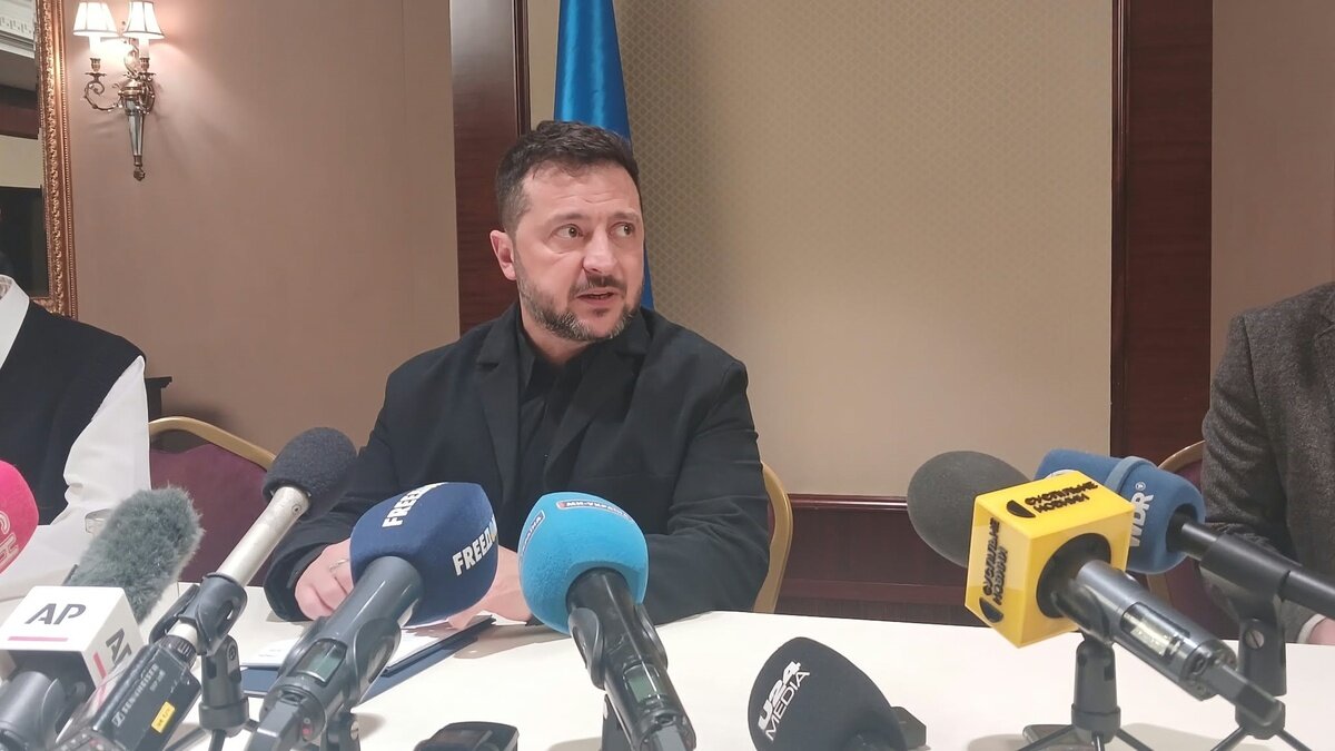 Володимир Зеленський під час спілкування з журналістами