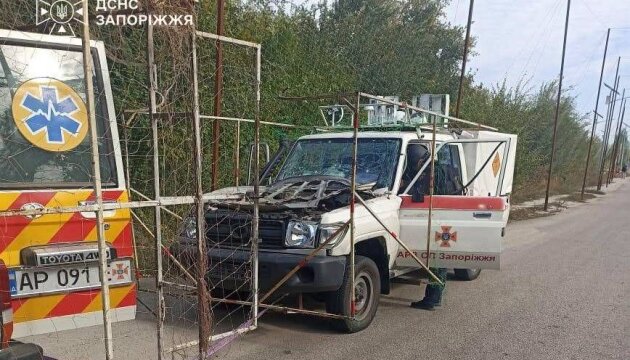 Пошкоджений службовий автомобіль саперів ДСНС у Запоріжжі після атаки безпілотника