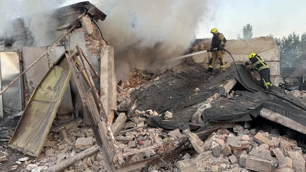 Рятувальники працюють на місці російського обстрілу в Прилуках