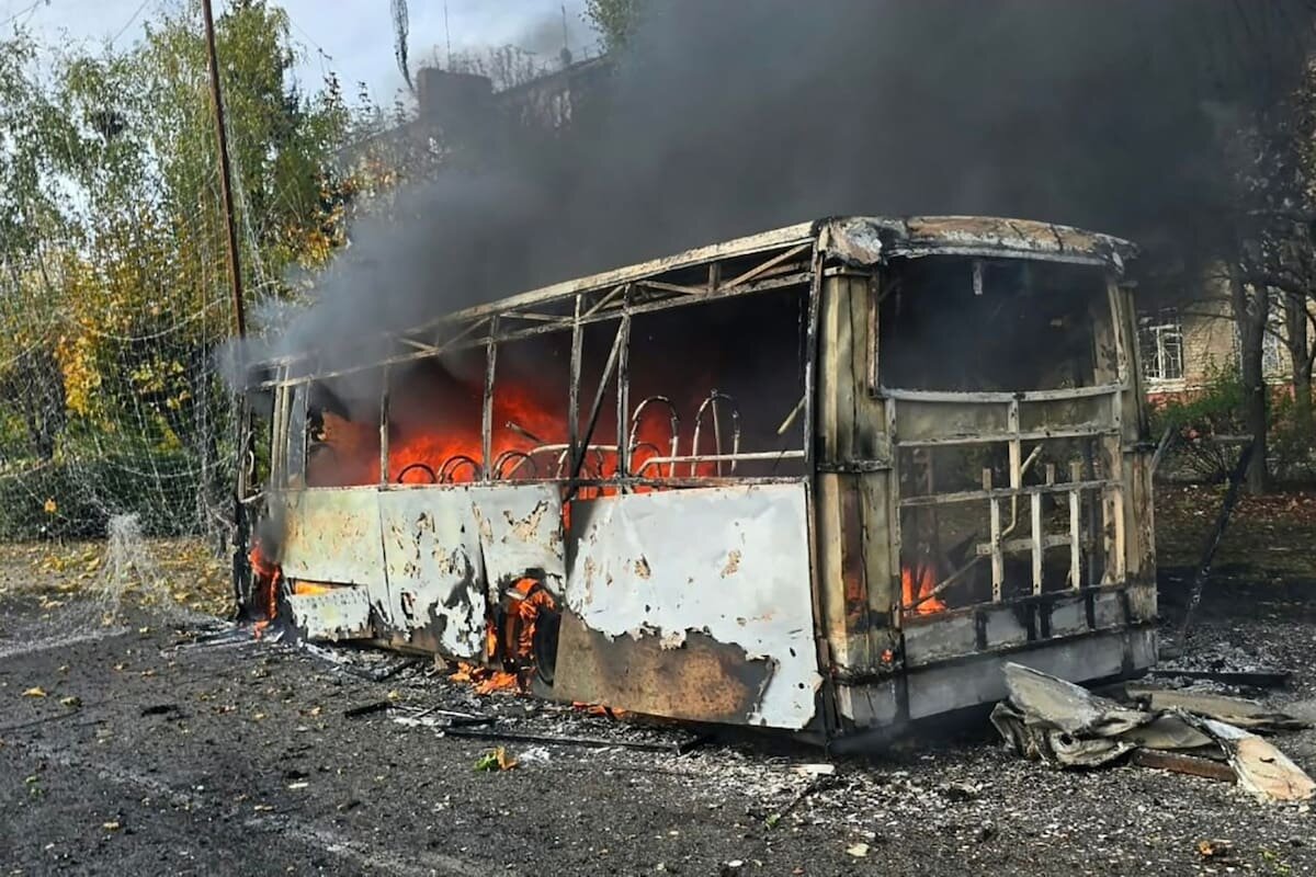 Обгорілий автобус після російського удару по Краматорську