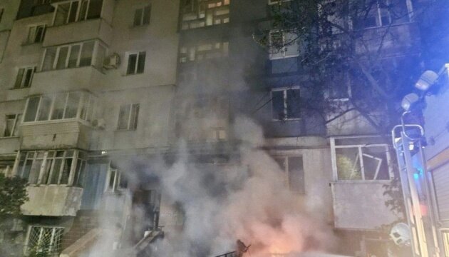 Пошкоджений будинок у Дніпрі після нічної атаки дронів