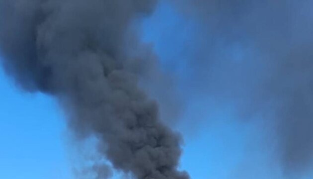 Пошкоджений житловий будинок у Києві після атаки дрона