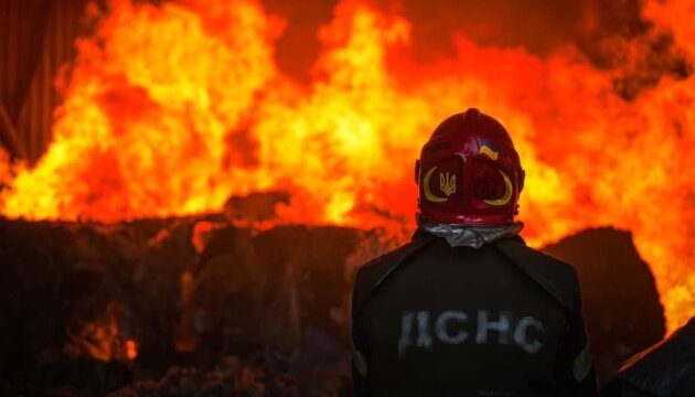 Пожежні машини ДСНС під час ліквідації наслідків обстрілу