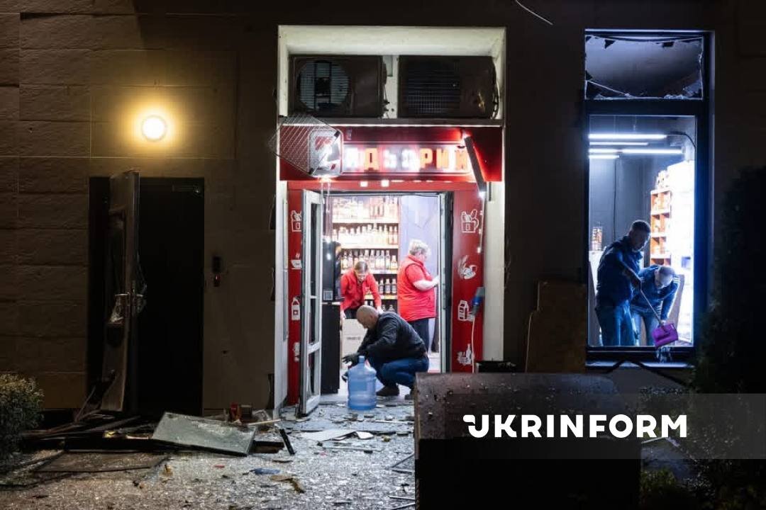 Наслідки падіння російського безпілотника біля житлового будинку в Дарницькому районі Києва