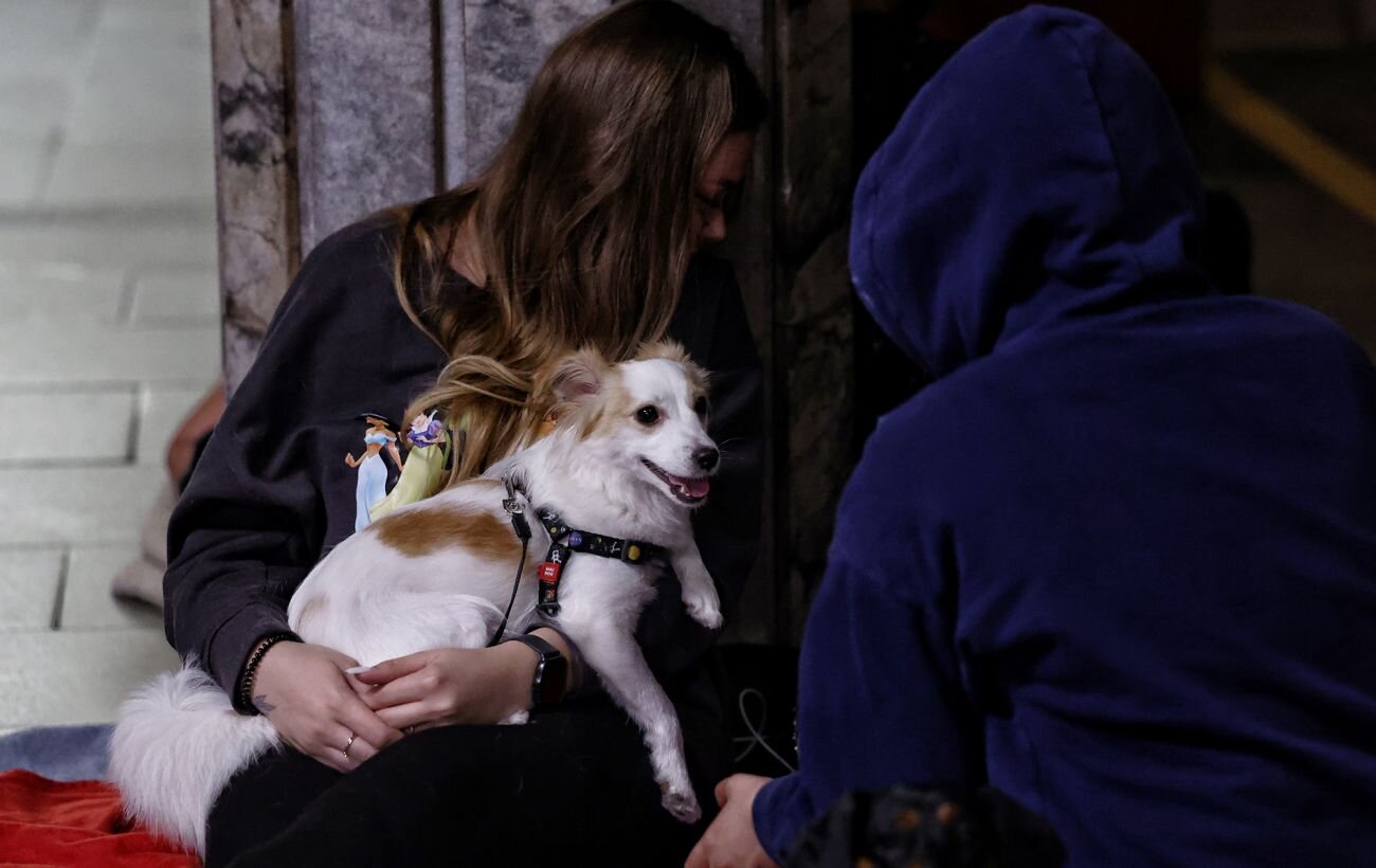 Люди в укритті під час повітряної тривоги в Києві