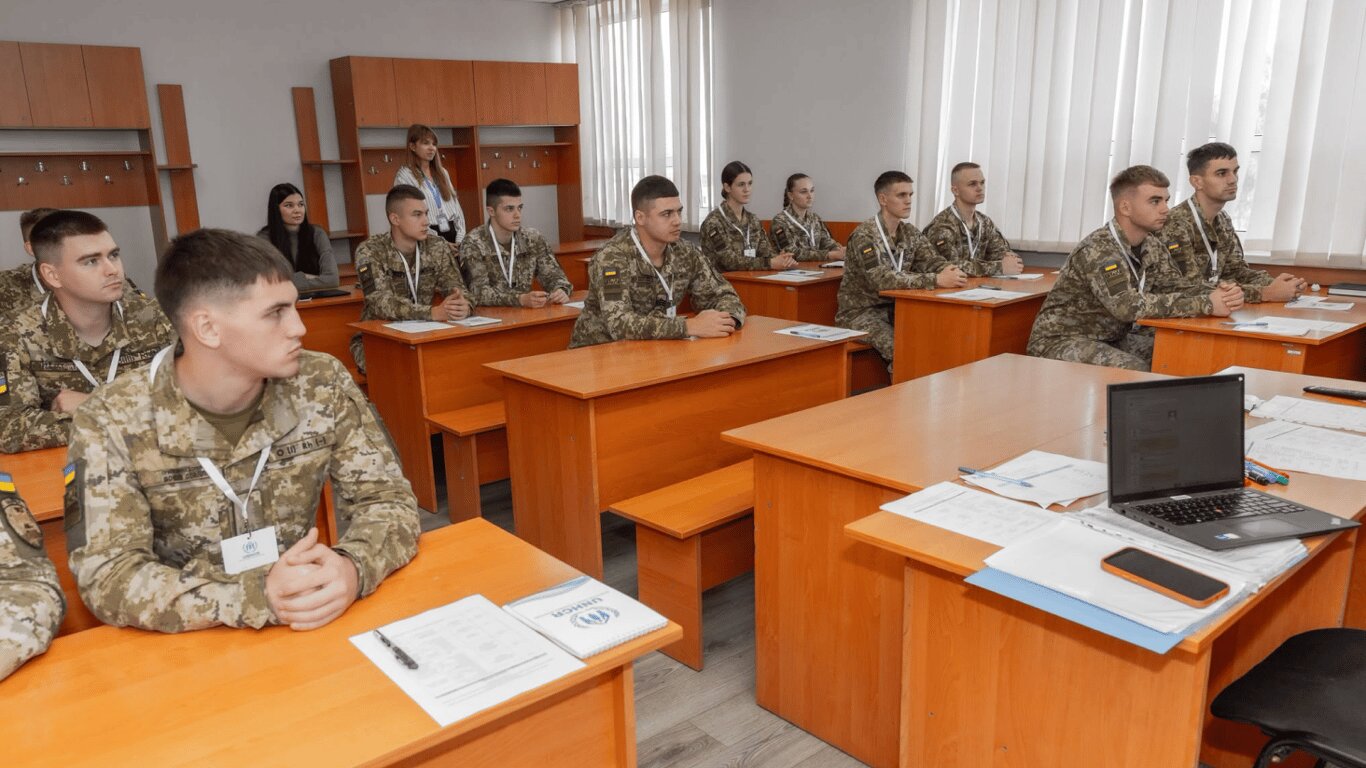 Юнак у військовій формі під час підготовки до служби